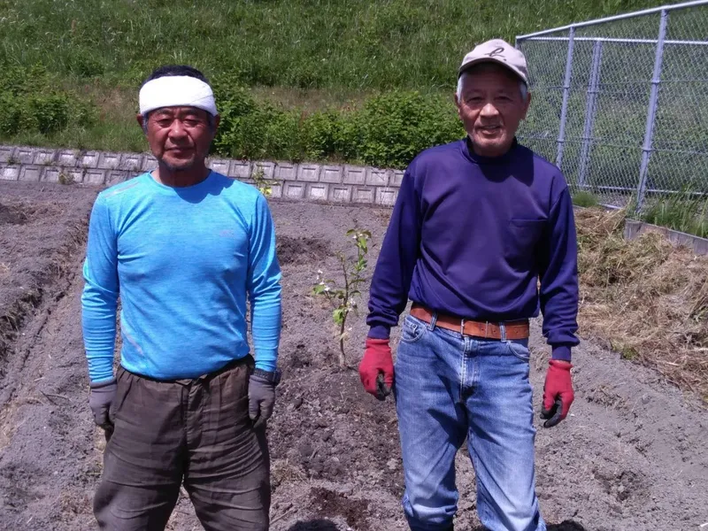先代と竹下さんが静岡で初めてレモンを植えた日